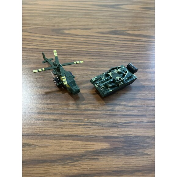 25 piece set toy Army men helicopter tank barrels fence and jets - Picture 5 of 8